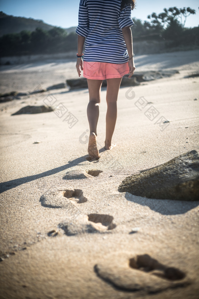 美女光脚脚印海边沙滩夏天旅行度假摄影图