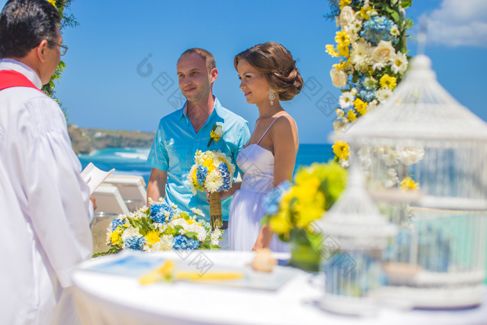 唯美风沙滩婚礼摄影图