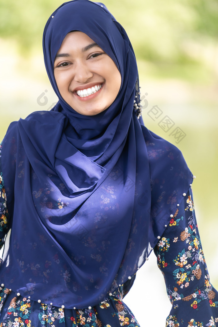 头戴蓝色头巾的穆斯林女孩