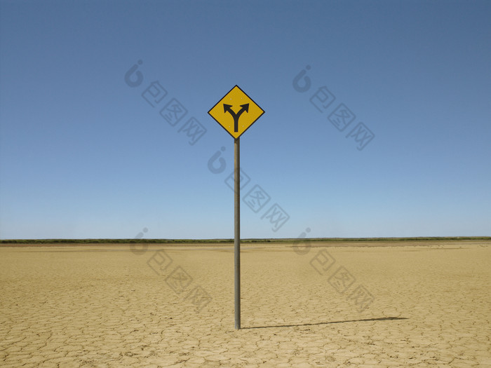 蓝色调沙漠中的路标摄影图