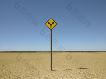 蓝色调沙漠中的<strong>路标</strong>摄影图