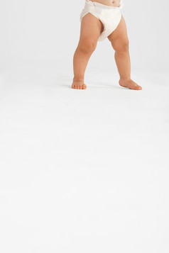 穿纸尿裤的婴儿摄影图