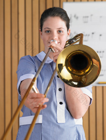 学校吹喇叭的女孩