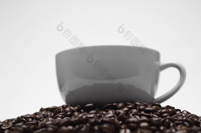 咖啡豆上的白色咖啡杯