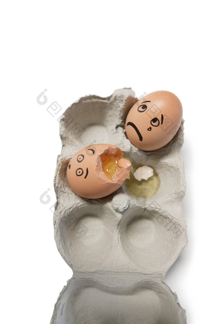 盒子中破碎的鸡蛋摄影图