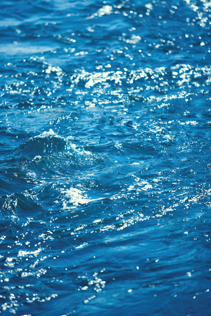 蓝色调波涛海浪摄影图