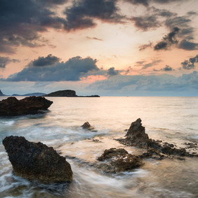 大海海水黑色岩石