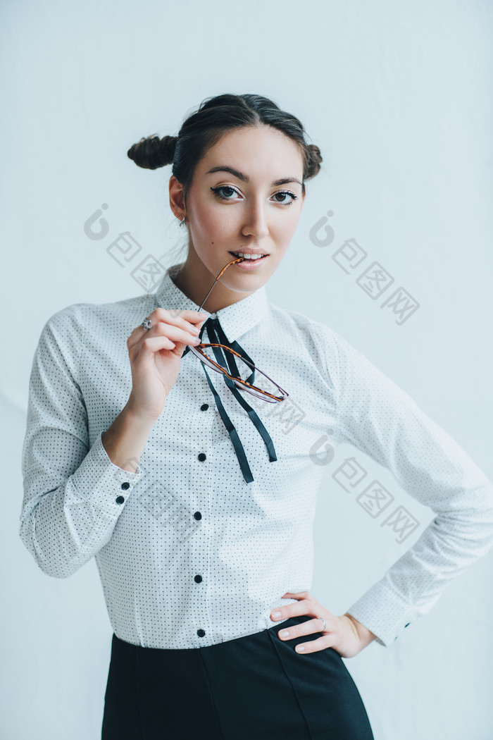 穿制服的女孩摄影图