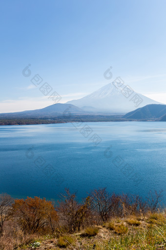 美丽的湖泊边的<strong>雪山</strong>