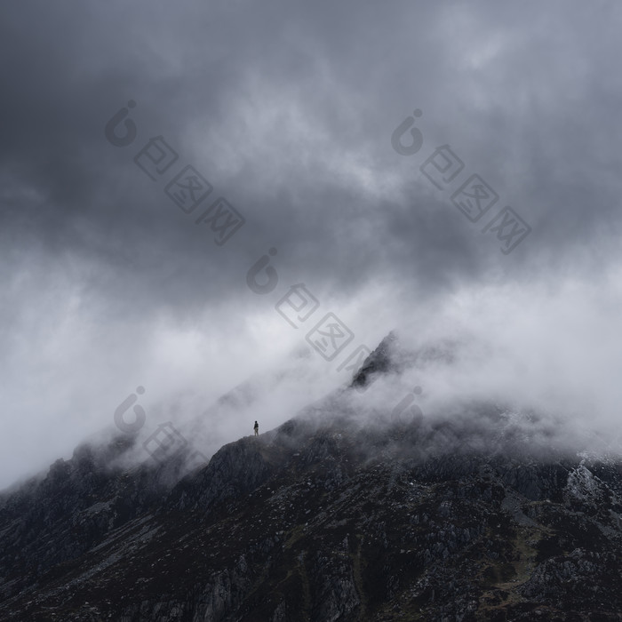 起雾的山峰山岳摄影图