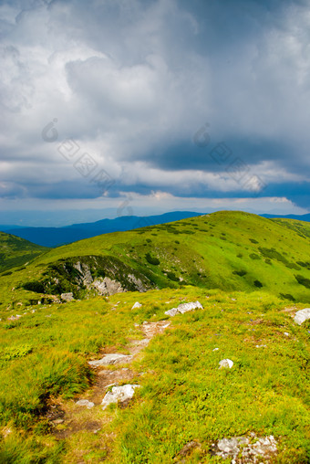 喀尔巴阡山脉的乌云青山景色