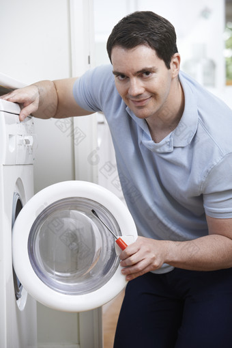 电工修理自动洗衣机
