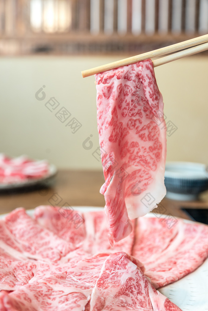 筷子夹起牛肉肉片