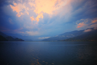 天空云彩下的山峰湖面