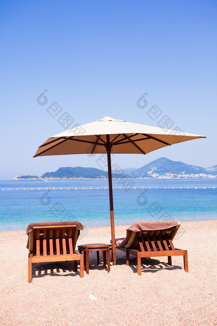 遮阳伞下的沙滩椅