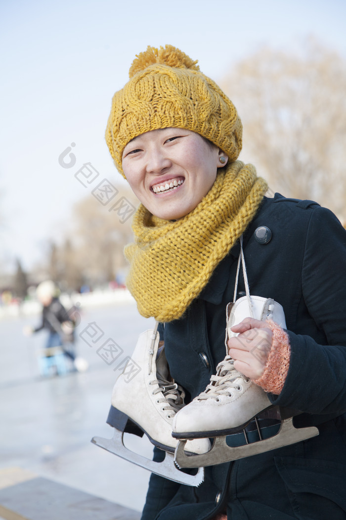 脖子上挂溜冰鞋的女孩