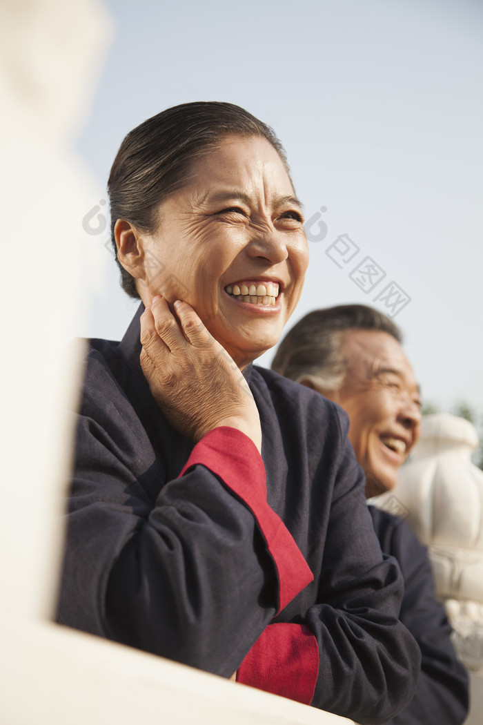 老年人男人女人奶奶爷爷户外桥上风景旅行