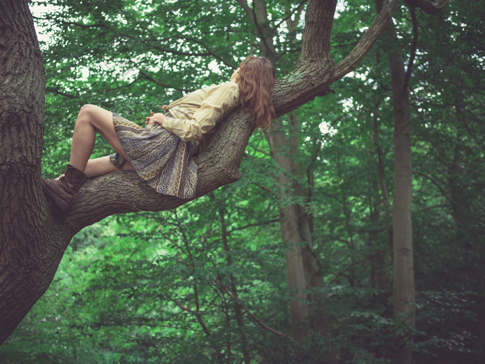躺在树杈上的长发女人