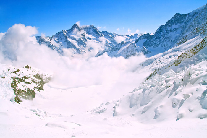 简约阿尔卑斯山摄影图