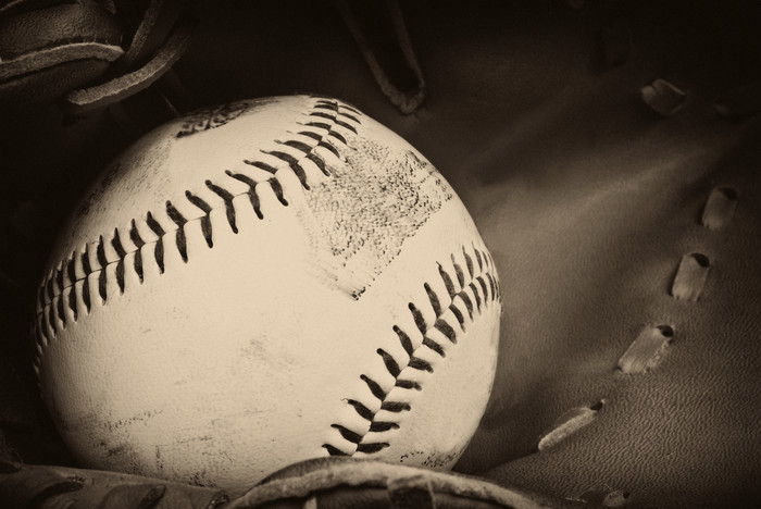 深色调一个棒球摄影图