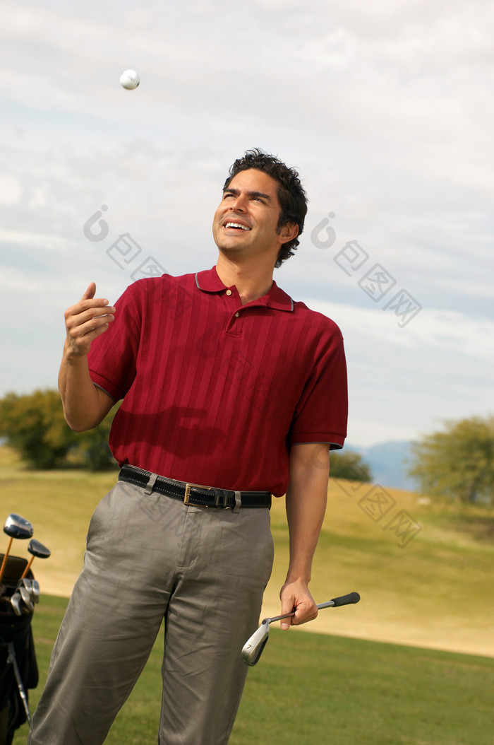 在户外打高尔夫球的男子