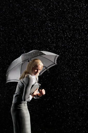 <strong>雨中</strong>焦虑等待的女人