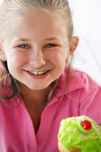 吃绿蛋糕的小女孩