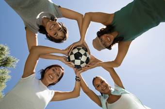 蓝色调玩足球的女人们摄影图
