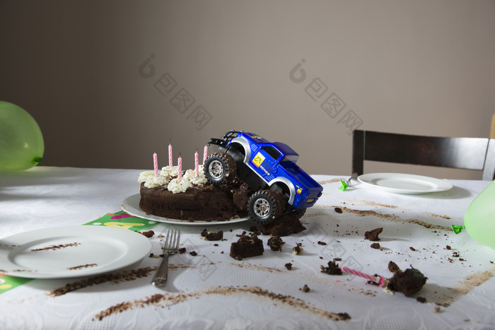 盘子里的蛋糕和小汽车
