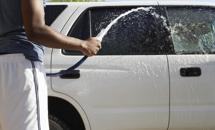 水管洗车人物摄影图