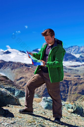 蓝色调登山的男子摄影图