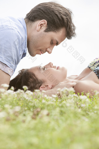 清新在草地中的情侣摄影图