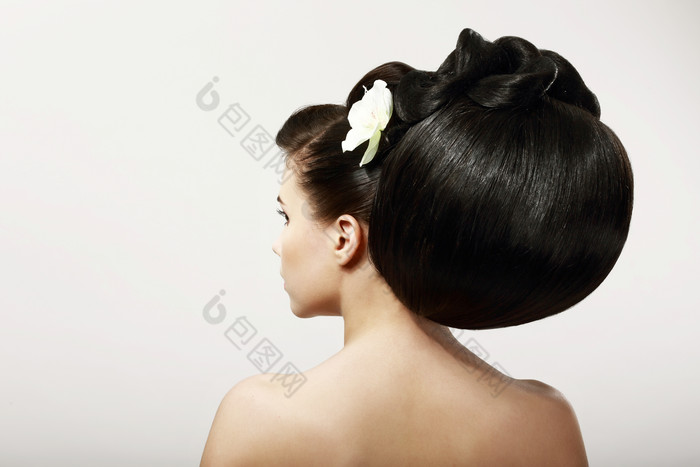 盘发的女人背影摄影图