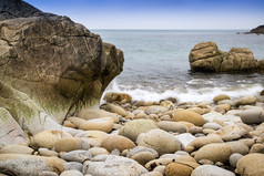 海滩边的卵石摄影图
