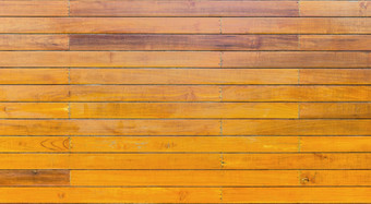一块黄棕色拼接木板