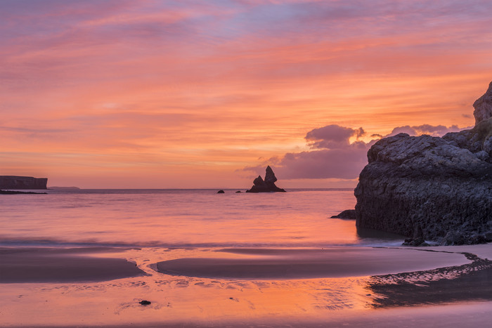 黄昏的海边石头摄影图