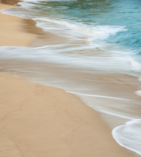 海滩上的水花海浪