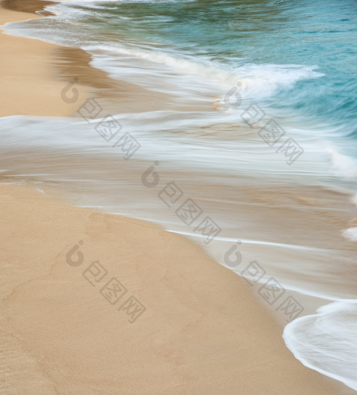 海滩上的水花海浪