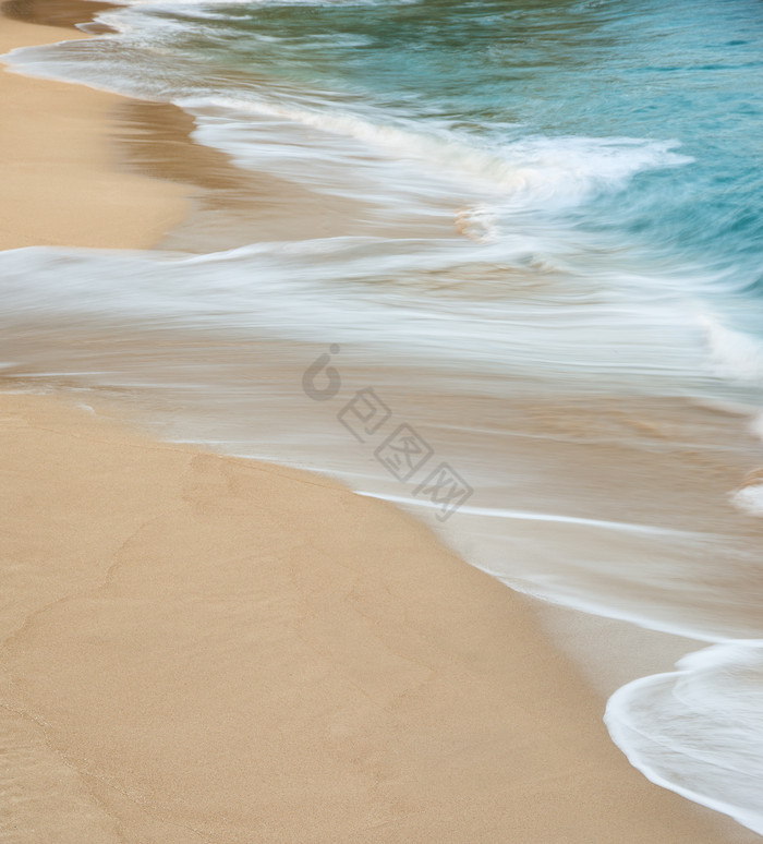 海滩上的水花海浪图片