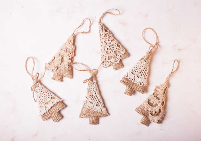 麻绳编织的圣诞树摄影图