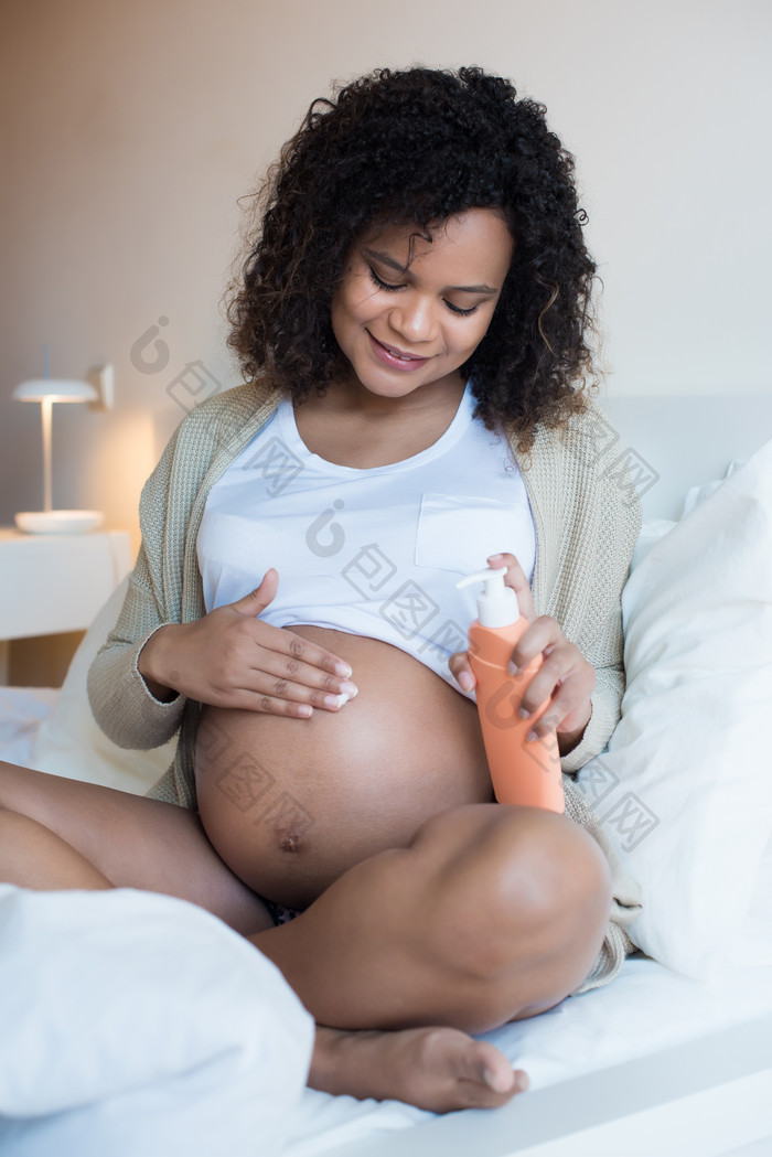 黑人孕妇孕肚涂抹面霜