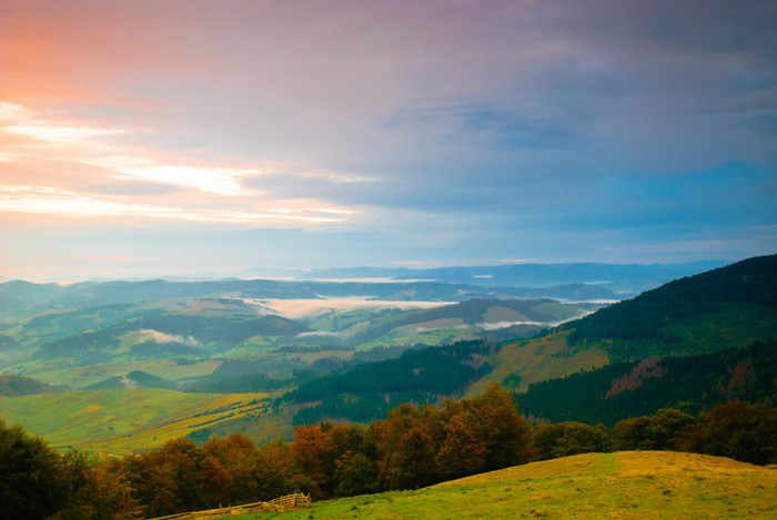 夕阳下青山山峰风景