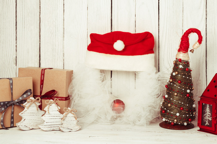 礼品和圣诞树摄影图