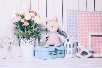 鲜花花瓶和小兔子玩偶