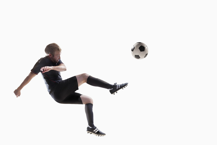 运动员飞行踢球摄影图