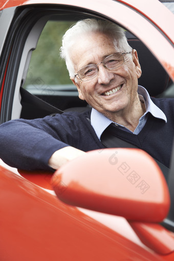 老人微笑坐在红色汽车里