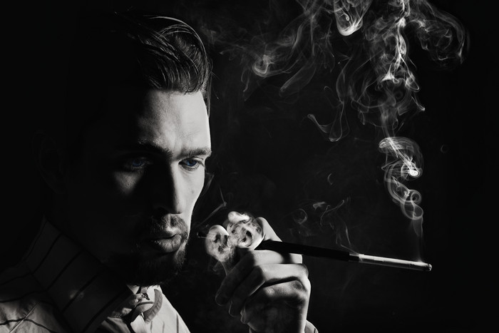 暗色抽烟的男人摄影图