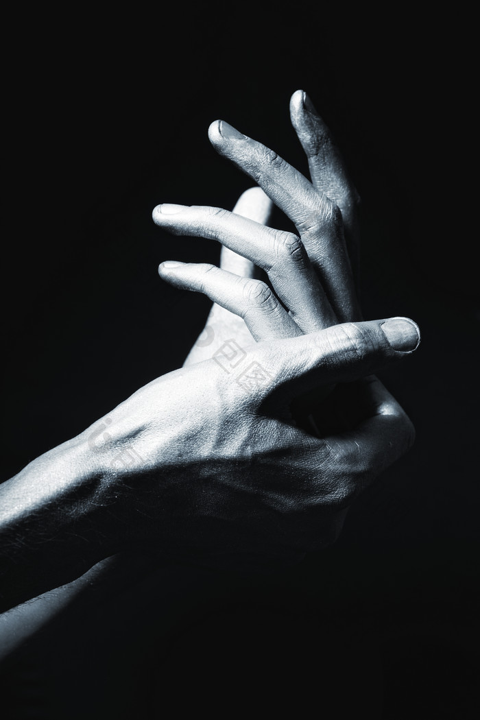 黑白风格男人的双手摄影图