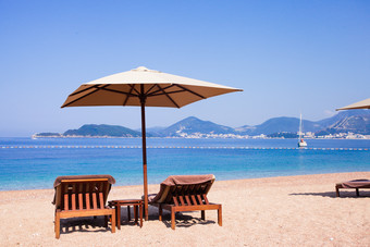 沙滩上的沙滩椅和遮阳伞