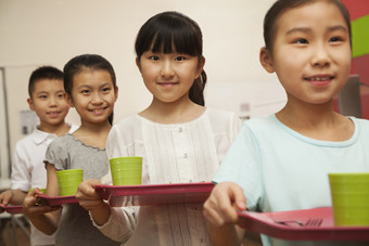 食堂饭堂小女孩小学生吃饭排队午餐微笑摄影